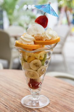 Dondurma Kupası muz, portakal ve kivi meyve salatası