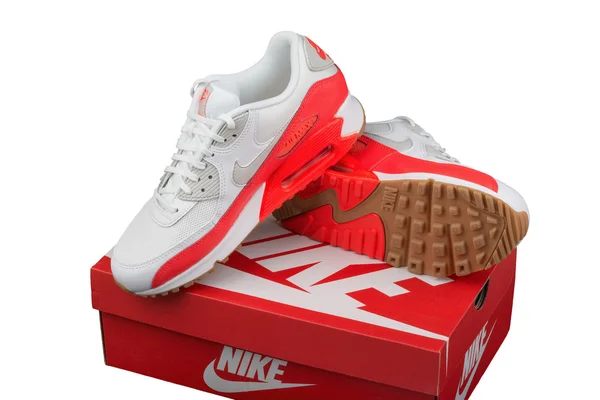 Burgasz, Bulgária - augusztus 29, 2016: Nike Air Max lady - Női cipők - cipők - oktatók, fehér és narancs, szemléltető szerkesztői, mint Nike cipőt doboz, elszigetelt fehér background — Stock Fotó