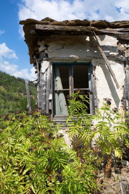 Eski terk edilmiş evde Rodopi dağı Bulgar köyden