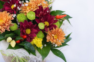 güzel beyaz zemin üzerine parlak çiçek buketi