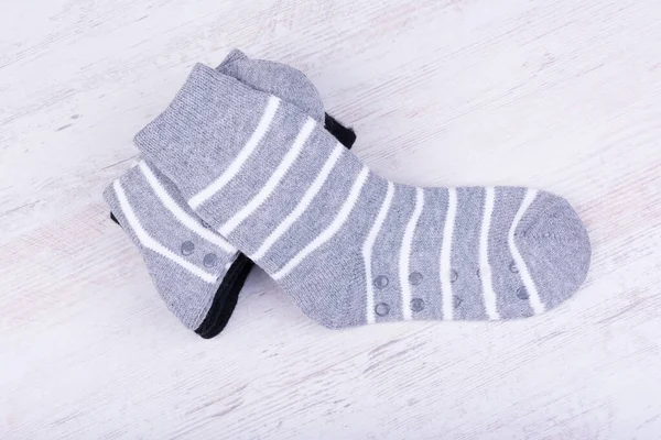 Paar Schwarze Und Graue Wollsocken Auf Weißem Holzhintergrund — Stockfoto