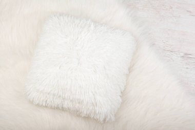 Beyaz tüylü halı ve rahat yastık arka planı. Ev içi arkaplan.