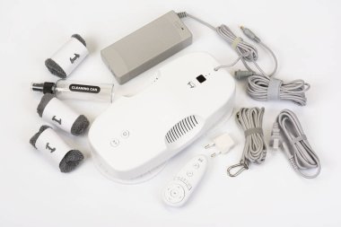 BURGAS, BULGARIA - 30 Kasım 2020: Beyaz zemin üzerinde HUTT DDC55 pencere temizleme robotu