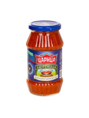 BURGAS, BULGARIA - 16 Ocak 2021: Geleneksel Bulgar yemekleri - Tsaritca kaba zeminli lutenitsa Deroni 520 g kesme yolu ile beyaz zemin üzerinde izole edilmiş.