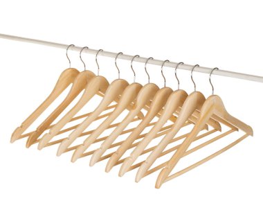 Beyaz arkaplanda izole edilmiş ahşap elbise askılarını kapatın.