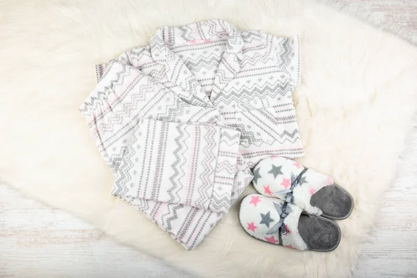 Paire Pantoufles Pyjamas Féminins Chauds Sur Tapis Blanc Poils Images De Stock Libres De Droits