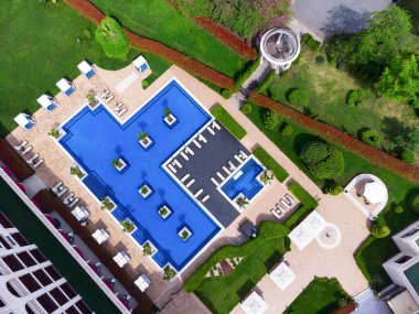 BURGAS, BULGARIA - 15 Mayıs 2021: Primoretz Grand Hotel ve Spa. Lüks yüzme havuzu ve şezlonglar..