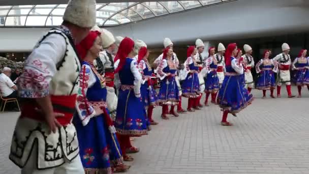 ソフィア ブルガリア 5月2 2018 ブルガリアのソフィアでは 伝統的な衣装の人々がブルガリアのホロを踊ります セルディカ地下鉄駅での無料公演 — ストック動画