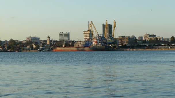 ブルガリア ブルガリアの工業用黒海港のクレーンや船 — ストック動画