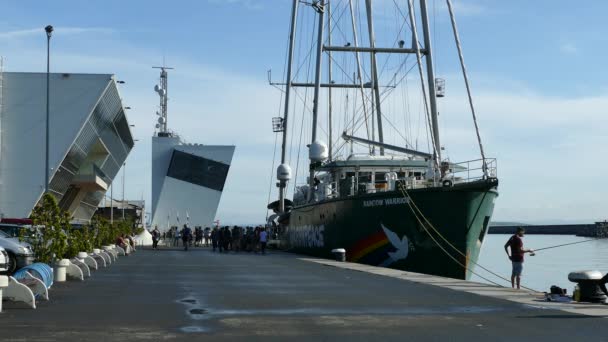 Burgas Bulgaria Haziran 2019 Bulgaristan Burgaz Limanı Nda Greenpeace Gökkuşağı — Stok video