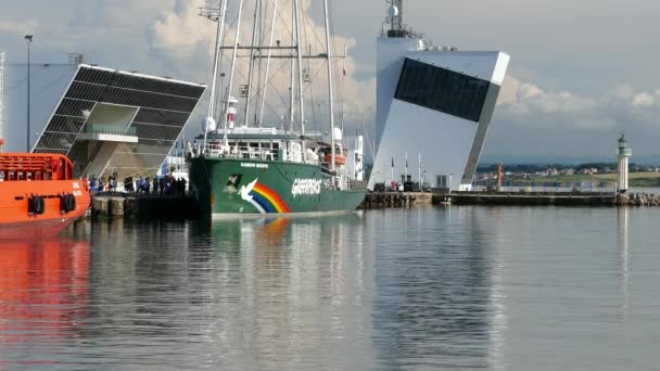 Burgas Bulharsko Června 2019 Plachetnice Greenpeace Rainbow Warrior Přístavu Burgas — Stock video