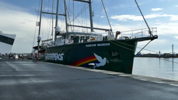 Burgas Bulgarien Juni 2019 Greenpeace Rainbow Warrior Segelfartyg Burgas Hamn — Stockvideo