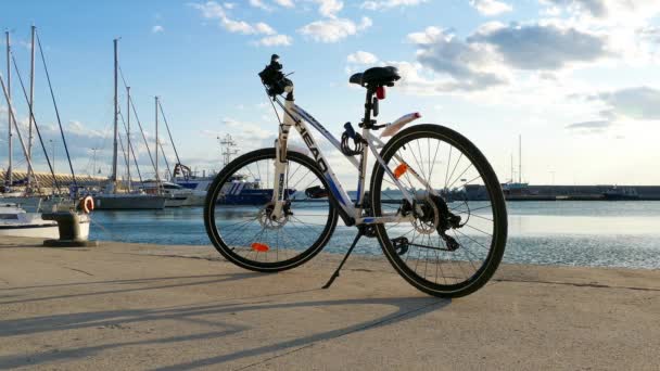 Burgas Bulgaria October 2020 Синій Білий Велосипед Компанії Head Припаркований — стокове відео