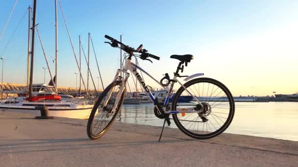 Burgas Bulgaria 2020年10月11日 总部的蓝白相间的自行车停放在海边 日落时在保加利亚布尔加斯附近的萨拉福沃渔港 时间差视频 — 图库视频影像
