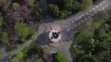 Bulgaristan 'ın Burgaz Denizi Bahçesindeki Pantheon Anıtı' nın ilkbaharda havadan görünüşü.