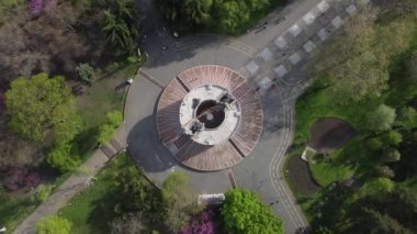 Bulgaristan 'ın Burgaz Denizi Bahçesindeki Pantheon Anıtı' nın ilkbaharda havadan görünüşü.