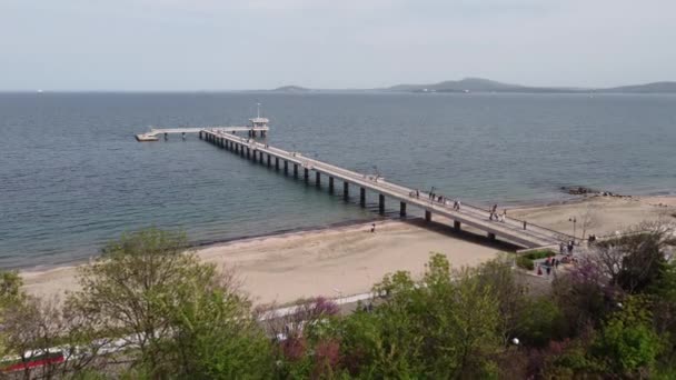 Luchtfoto Van Burgas Brug Mensen Lopen Langs Pier Prachtige Zeegezicht — Stockvideo