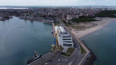 Burgaz kentinin hava manzarası, Burgaz Körfezi manzarası ve Bulgaristan 'ın Burgaz limanı.