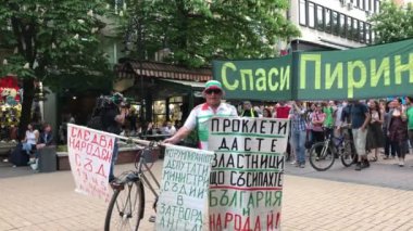 SOFYA, BULGARIA - 26 Nisan 2018: Çevreciler Pirin Milli Parkı 'ndaki kayak merkezi genişlemesini protesto ettiler. Emeklilik ilahisi. Pirin 'i, Mafya' yı ve biz doğayı istiyoruz, somut pankartları değil..
