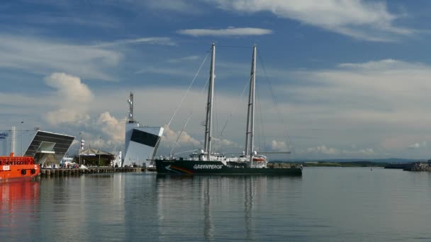 Burgas Bulharsko Června 2019 Plachetnice Greenpeace Rainbow Warrior Přístavu Burgas — Stock video