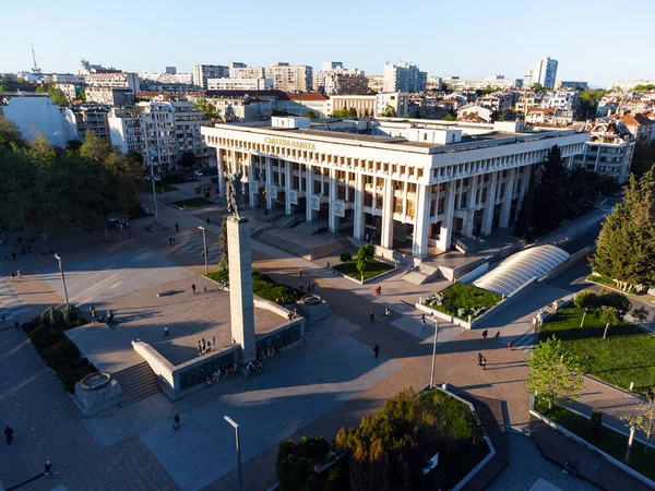 Bulgaristan 'ın Burgaz kentinin hava manzarası. Binayla ilgili Kiril alfabesi metni.