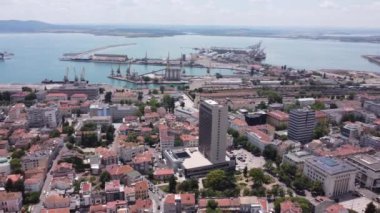 Burgaz kentinin hava manzarası, Burgaz Körfezi manzarası ve Bulgaristan 'ın Burgaz limanı.