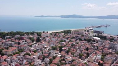Burgaz kentinin hava manzarası, Burgaz Körfezi manzarası ve Bulgaristan 'ın Burgaz limanı.