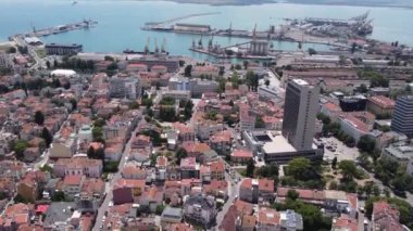 Burgaz kentinin hava manzarası, Burgaz Körfezi manzarası ve Bulgaristan 'ın Burgaz limanı.