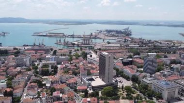 Burgaz kentinin hava manzarası, Burgaz Körfezi manzarası ve Bulgaristan 'ın Burgaz limanı.