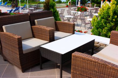 Yunanistan 'ın Halkidiki yarımadasında açık kafe masaları ve sandalyeler.