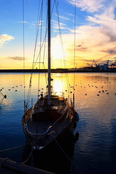 Hermosa Puesta Sol Silueta Barco Puerto Burgas Bulgaria — Foto de Stock