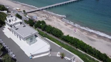 Deniz Kumarhanesi Kültür Merkezi ve Burgaz Köprüsü 'nün havadan görünüşü. Burgaz körfezi ve Bulgaristan 'ın deniz bahçesi çok güzel bir deniz manzarası.