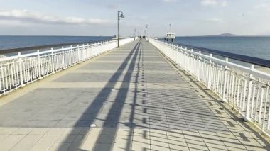 Burgaz kentinden Bulgaristan 'ın Karadeniz kıyısına ve denizdeki rıhtıma kadar güzel bir manzara. Rıhtımda yürüyorum.