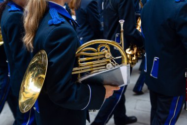 Corfu Paskalya eğlenmesini oynarken Filarmoni müzisyenler
