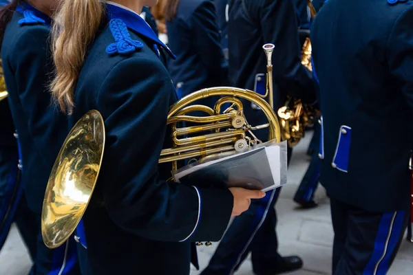 Corfu Paskalya eğlenmesini oynarken Filarmoni müzisyenler