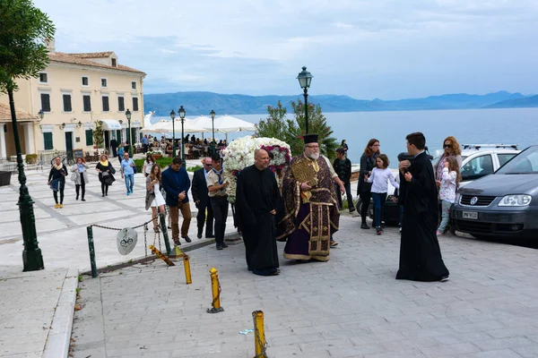 CORFU, GREECE - 29 Nisan 2016: Kutsal Cuma 'nın Corfu, Yunanistan' daki mezar taşları. Korfu 'da her kilise bir ayin düzenler,' Epitaphios 'unu yanan mumlarla taşır, ve filarmoni orkestrasının eşliğinde.