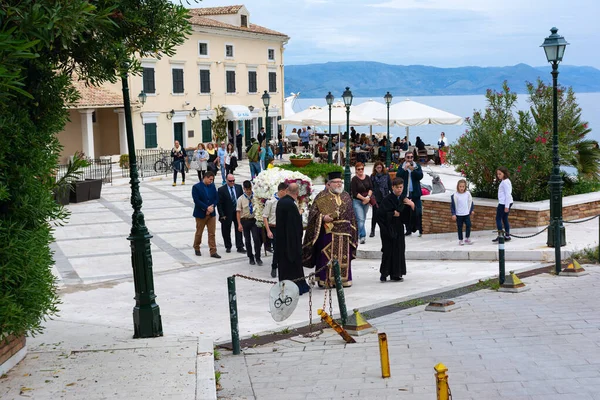 CORFU, GREECE - 29 Nisan 2016: Kutsal Cuma 'nın Corfu, Yunanistan' daki mezar taşları. Korfu 'da her kilise bir ayin düzenler,' Epitaphios 'unu yanan mumlarla taşır, ve filarmoni orkestrasının eşliğinde.