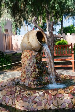 ABU DHABI, BİRLİK ARAB EMIRATES - 5 Aralık 2016: Emirates Heritage Village Abu Dabi, BAE 'deki dekoratif su kaynağı