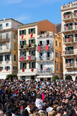 Corfu, Yunanistan - 7 Nisan 2018: Corfians kil tencere windows ve balkon Kutsal İsa'nın diriliş kutlamak için Cumartesi günü at. Paskalya pot Smashing