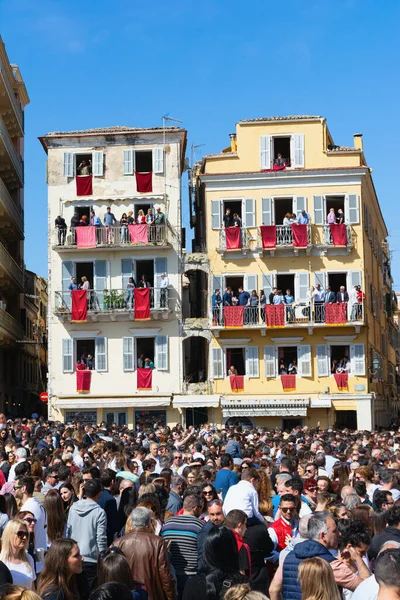 Corfu, Yunanistan - 7 Nisan 2018: Corfians kil tencere windows ve balkon Kutsal İsa'nın diriliş kutlamak için Cumartesi günü at. Paskalya pot Smashing