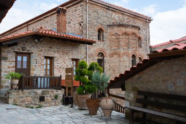 Yunanistan 'daki Doğu Ortodoks manastırları, doğal kum taşı sütunları üzerine inşa edilmiş, Kalambaka bölgesi