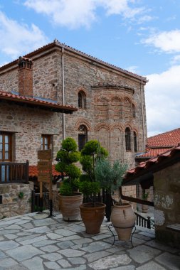 Yunanistan 'daki Doğu Ortodoks manastırları, doğal kum taşı sütunları üzerine inşa edilmiş, Kalambaka bölgesi