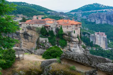 Yunanistan 'daki Doğu Ortodoks manastırları, doğal kum taşı sütunları üzerine inşa edilmiş, Kalambaka bölgesi