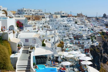 Santorini, Yunanistan - 18 Eylül 2016: Yunanistan 'ın Santorini kentindeki kalderaya tepeden bakan beyaz boyalı evler ve lüks terasların manzarası