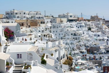 Santorini, Yunanistan - 18 Eylül 2016: Yunanistan 'ın Santorini kentindeki kalderaya tepeden bakan beyaz boyalı evler ve lüks terasların manzarası