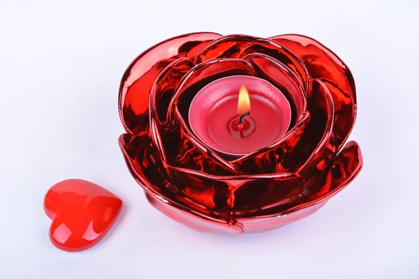 Червона свічка, свічник і серце на білому тлі — стокове фото