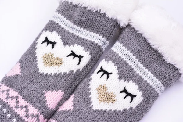 Wolle gestrickte Socken auf weißem Hintergrund — Stockfoto