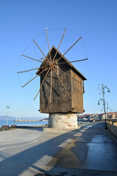 Moinho de vento de madeira antigo, cidade velha Nessebar, Bulgária — Fotografia de Stock