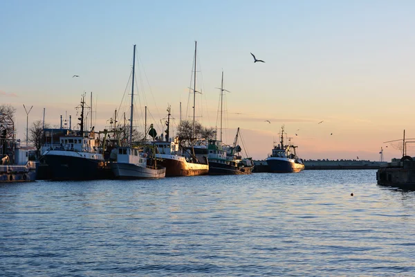 Gün batımında eski balıkçı balıkçı tekneleri — Stok fotoğraf