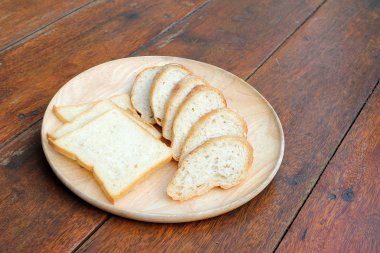 Beyaz ekmek ve Fransız ekmeği baget ahşap tahta üzerinde dilimlenmiş